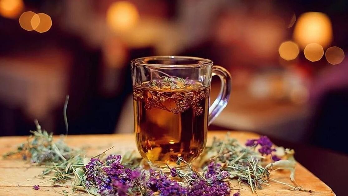 具有治疗作用的杂草茶汤可以保护男人免受炎症的侵害。
